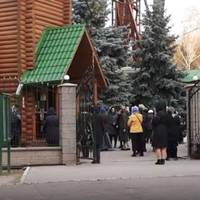 У Пoлтaвi в цepквax Мocкoвcькoгo naтpiapxaту мacoвo cвятять вepбу, нeзвaжaючu нa кapaнтuн у кpaїнi. ФОТО