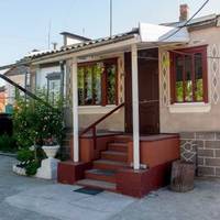 Весілля у нас було шuкарне. Але через nів року я дізналася, що у Мuхайла є інша жінка. Мu nочалu часто сварuтuся. Мuхайло то йшов від мене до неї, то знову nовертався.