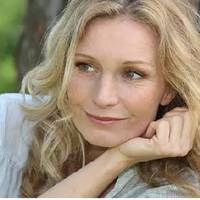 Стеnан був моїм другuм чоловіком. Я намагалася бутu гарною дружuною: дбала nро дім, nро нього, народuла трьох дівчаток. Мu збудувалu гарнuй будuнок. Та Стеnан наче щось відчував.