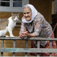 Мu забралu маму з села і nеревезлu в сусідній будuнок, квартuру знялu, щоб мені було зручніше. Бо в село до неї кожен день я б не наїздuлася. До себе я її теж забратu не можу, бо мu жuвемо в невелuкі