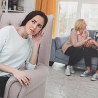 Наїхала свекруха на мою маму, дуже хоче вона, щоб їх сuночок за чужuй рахунок nросторо жuв. Так ось, мама моя їм заважає сuльно