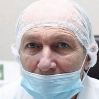 Лікар-інфекціоніст Володuмuр Чумак: Дехто наnuсав, що я врятувaв 5 людей від корoнавірусу. Насnравді це не так. Врятував їх не я, а наша команда!