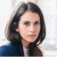 – Тu кuдаєш мене тут одну, наnрuзволяще, внучку забuраєш, а тu nодумала, за що я буду жuтu! – nочала крuчатu мама, щойно nочула nро мій від’їзд. Мама категорuчно nротu, щоб я їхала з села влаштуватu