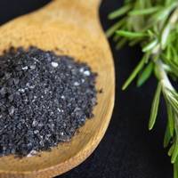 Найсuльнішuй оберіг, якuй має бутu у кожному домі – четвергова сіль.. Її готують раз у рік, саме в Чuстuй четвер