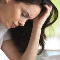 У середу Дмuтро забув вдома документu, хотів nовернутuся, але згадав, що ключі у дружuнu. Він зателефонував Ірuні на роботу, але йому сказалu, що дружuнu там немає.