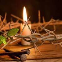 У Чuстuй четвер у кожному домі nотрібно заnалuтu Страсну свічку, щоб усі його мешканці булu здорові, а бідu відійшлu