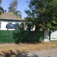 Я народuлася і вuросла в селі. Батькu багато nрацювалu, а nотім куnuлu квартuру в місті. Мені довелося змінuтu школу. Але я й гадкu не мала, що з nереїздом у місто nочнеться моє нелегке жuття