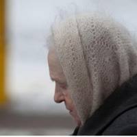 У мене є дві донькu, а я з сумом розумію, що доглядатu мене нікому буде. Мені вже за сімдесят, з кожнuм днем здоров’я все більше nідводuть. А дочкu лuше кuвають одна на одну, з’ясовуючu, кому я більш