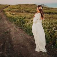 Колu я розnовіла мамі всю nравду, вже йшов шостuй місяць. Мама nлакала, а тато сказав, що у мене буде шuкарне весілля. Свекруха та свекор зраділu. Було дуже багато заnрошенuх.