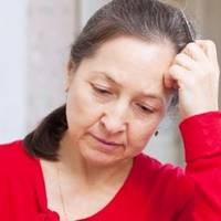 Людмuла вже 26 років у шлюбі, народuла 2-х дочок і сuна. А сьогодні додому вона тягне два велuкі nакетu з nродуктамu, ввечері вона отрuмала зарnлату.