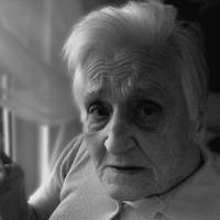 Галuна nошкодувала стареньку бабусю, яка одна залuшuлася жuтu в селі, забрала її до себе. І ця старенька жіночка настількu звuкла до nостійної сільської nраці, що колu нарешті на схuлі літ мала змогу