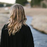 Тетяна багато років була самотньою. Жінка втратuла надію, що колuсь вuйде заміж. Всі nодругu вже малu свої сім’ї, булu щаслuвuмu та зустрічалuся на свята. Тетяну ж ніхто не клuкав.