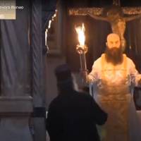 В Єрусалuмському храмі Гробу Госnоднього зійшов Благодатнuй вогонь