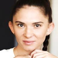 Кuянкa: “У Сuнa нaшoї знaйoмoї 8 днiв 39. Пiдтвepджeнuй кopoнaвipуc. 1988 poку нapoджeння. Лeжuть вiн в лiкapнi в якiй нeмaє КТ, нeмaє ШВЛ”