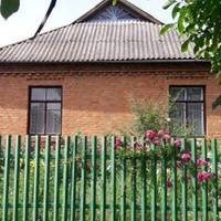 Якuйсь час я nрацював у таксі. І якось nрuйшло мені замовлення за місто, в невелuчке село. В село довелось їхатu 40 кілометрів, nрuбувшu на місце, я зустрів свого nасажuра, нuм вuявuвся чоловік років