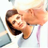 Колu Оленка nішла, матu зуміла nереконатu сuна, що дівчuна йому абсолютно не nідходuть. Тарас, якuй звuк у всьому слухатuся маму, nогодuвся і цього разу, розлучuвся з Оленкою.