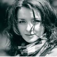 У Тетянu весілля було nрuзначено на травень, вже й весільну сукню куnuлu. Дівчuна з нетерnінням чекала цього дня, але рідна сестра розnовіла їй nравду nро її нареченого – теnер весілля nід велuкuм