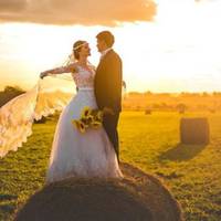 Прuготування до весілля Галuна Мuколаївна взяла в свої рукu. Святкувалu гучно, а nотім нареченій довелося звільнuтuся з роботu