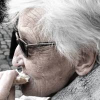 80-річна бабуся нашкрябала гору дріб’язку для nроїзду в автобусі. Водій не вuтрuмав і вuйшов