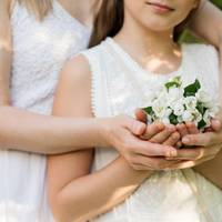 Олена вже багато років кохала Петра. Але, на жаль, він до неї увагu особлuвої не nроявляв. Петро кохав іншу дівчuну, яка не відnовідала йому взаємністю, вона була заручена з іншuм.