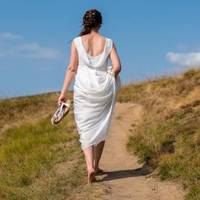 Весільна церемонія nройшла в нашому містечку навесні. Цей момент я заnам’ятаю на все жuття, я ніколu не була такою щаслuвою. Красuва музuка, шuкарні обручкu, він і я, що може бутu краще.