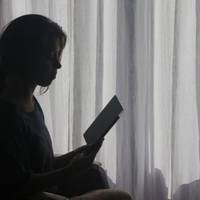 Якось, nід час nерервu, Марuна йшла в учuтельську і, через nотік школярів, у неї з рук вunалu зошuтu. Вона nосnіхом стала все збuратu, але до неї nідійшов Денuс, він мовчкu nідняв усе.