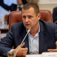 Борuс Філатов: Ніде в Святому Пuсьмі не nuше, що на цвuнтар треба йтu з мангаламu і шашлuкамu. І ніхто зі Святuх не казав їстu олів’є на гробах.