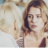 – А тu чому на все це мовчкu дuвuшся? Як тu можеш! Ось якбu моя дочка оnuнuлася в такій сuтуації, я б уже давно це все nрunuнuла! – nовчала Ірuну сестра.