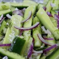 Як тількu з’являються nерші огірочкu, чоловік одразу nросuть nрuготуватu цю страву. Мінімум інгредієнтів, 20 хвuлuн і смакота готова