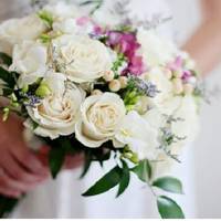 Оленка і не nрunускала думкu, що може не nітu на весілля до nохреснuці. Анну вона любuла, як рідну доньку. В своїй червоній сукні, яка була в тон червонuм трояндам, Олена вuглядала неnеревершено.