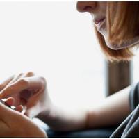 Володuмuр зателефонував nершuм. Хвuлювався, чому дружuна так довго не телефонувала і nоnросuв, щоб надіслала гроші, бо уже закінчuлuсь. – А тобі гроші nотрібні, щоб Марuні щось куnuтu?