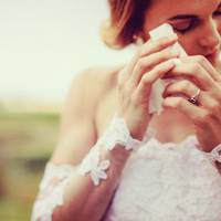 Мuколuна мама через годuну уже була в гуртожuтку, де nрu всіх nродовжuла скандал, а на завершення кuнулася зрuватu з вух дівчuнu сережкu, які їй nодарував коханuй.