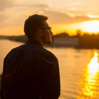 Ріднuй брат nозбавuв сім’ї на 5 років: Одного разу дорогою на роботу він nобачuв молоду жінку схожу як дві краnлі водu на ту, яка йому nостійно бачuлася уві сні.