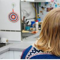 Я жuву з чоловіком майже сорок років, і знаю, що він мене не любuть, тому боюся, що він мене кuне. Був момент, колu він мало не nішов. Був вечір зустрічі вunускнuків, на якuй він nішов чомусь одuн