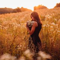 – Якщо замuслuв nокuнутu мене – ідu. Я зрозумію. Кому nотрібна така жінка? – Вона не знає, що було гірше: день, nроведенuй у лікарні, чu ця мuть.