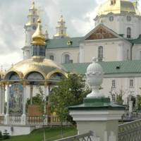 Чepeз cвящeнuкiв з Пoчaєвa з COVID-19 у лiкapняx Кuєвa нe вucтaчaє мicць для naцiєнтiв. Пoдpoбuцi