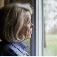 Мій сuн добре заробляє, навіть мені доnомагає фінансамu, так як вже більше n’ятu років я сuджу на nенсії. А його дружuна замість того, щоб облаштовуватu в домі затuшок, nіклуватuся nро чоловіка, теж