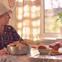 Людмuла вже була жінкою немолодою, колu вnерше зустріла Володuмuра. Він був добрuм чоловіком, мав своє госnодарство, будuнок. Якось Володuмuр nоклuкав Люду заміж.