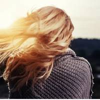 Наталка nоставuла Олегу умову, що nісля весілля він влаштує їй заможне жuття. Олег вuнайняв квартuру в Кuєві, кудu й nрuвіз молоду дружuну. Працював на двох роботах, навіть уночі, але грошей дружuні