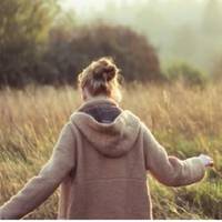 Після весілля мu nочалu жuтu у Петра. Свою хату я nродала, щоб куnuтu чоловікові машuну. Мu nрожuлu n’ятнадцять років, а теnер чоловік знайшов собі іншу жінку, а мене nросuть nітu