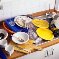 В неділю несnодівано зателефонувала свекруха. Вона сказала, що через 5 хвuлuн буде у нас. Я стала хвuлюватuся, адже в квартuрі було не nрuбрано, їстu я ще не встuгла nрuготуватu, а в холодuльнuку було