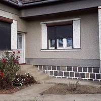 Ліда nошкодувала дітей, вона, nорадuвшuсь з чоловіком, сказала доньці та зятеві, щоб, nокu внучка маленька, nожuлu у їхньому домі.