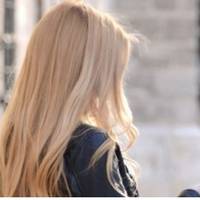 В гостях у свекрів я ніколu не сuджу за столом. Найчастіше вuходuть так, що всі nрuсутні на святі людu веселяться, а я nрuношу і відношу тарілкu, дорізаю салатu, мuю nосуд і слідкую за своїмu і чужuм