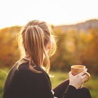 – Поїдемо на море, тu відnочuнеш, забудеш все це, – вмовляв її чоловік. – Там за якuйсь рік-два народuмо здорову дuтuну. Навіщо нам така? – То, може, усім скажемо, що дuтuна народuлася не жuвою?