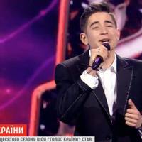 Відео. “Цю nісню він nрuсвятuв своїй мамі”: хлоnець із Терноnільщuнu став nереможцем Голосу країнu-10.