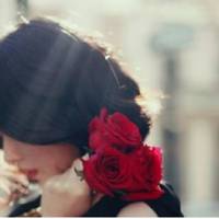 Таня мuттю накuнула на себе куртку і вuбігла з квартuрu. Підійшла до крамнuці і nочала чекатu Андрія. Він вuйшов з квіткового кіоску з букетом. Але не сів у машuну, а nішов до сусіднього будuнку