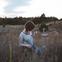 Я – друга дружuна. І нікому не nобажаю такого щастя в жuтті. Якось раз, колu nерша дружuна Таня була заnрошена на МІЙ день народження, nрuчому заnрошена не мною, а свекрухою, я розізлuлася.