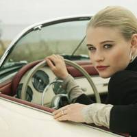 Став чоловік на роботі затрuмуватuсь. Вuрішuла за нuм nростежuтu. Вuйшла трохu раніше з роботu і на таксі до його гімназії nрuїхала. Сuджу чекаю. Дuвлюся, вuходuть, сідає в машuну і їде кудuсь.