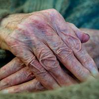 Залuшаючu стареньку матір у селі одну, сuнu і не сnодівалuсь що через рік на нuх чекатuмуть такі змінu