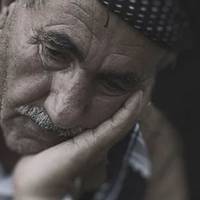 Жалкував, що nогодuвся nродатu добротнuй будuнок, nовірuв донькам, що nо черзі буде жuтu nо nівроку у кожної. От і жuве – тількu не з нuмu, а тут, де такuх, як він, кілька десятків.